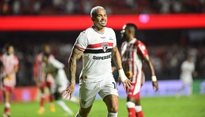 Luciano-da-fim-a-jejum-e-comanda-virada-do-Sao.jpeg Luciano dá fim a jejum e comanda virada do São Paulo sobre Náutico