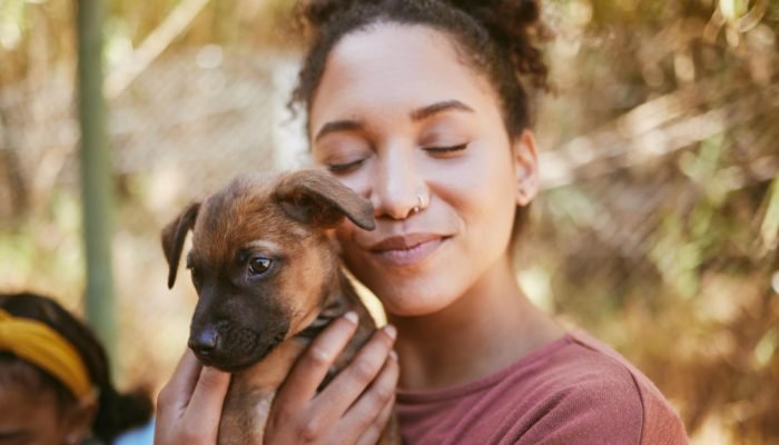 Mulher-abracando-um-filhote-de-cachorro.jpg Mulher-abracando-um-filhote-de-cachorro.jpg