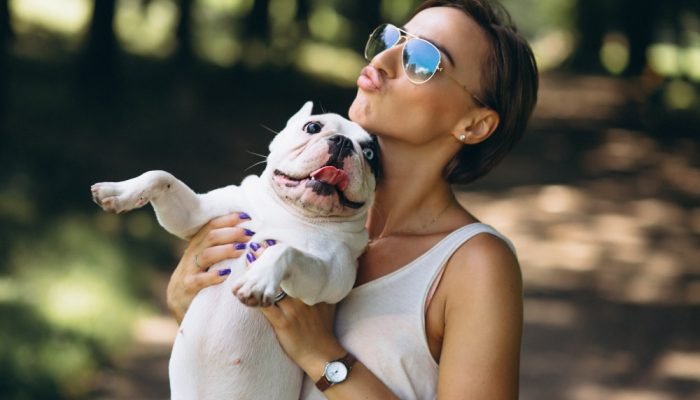 Mulher-carregando-um-bulldog-no-colo.jpg Mulher-carregando-um-bulldog-no-colo.jpg