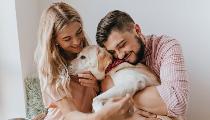 Mulher-e-homem-abrancando-um-cao-da-raca-Labrador.jpg Mulher-e-homem-abrancando-um-cao-da-raca-Labrador.jpg