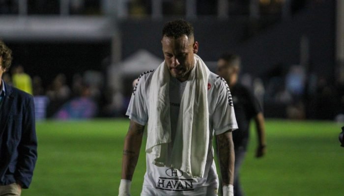 Neymar é diagnosticado com COVID-19 e é afastado das atividades do Santos
