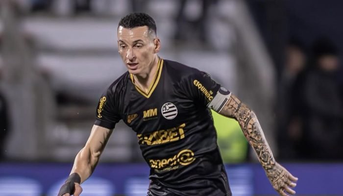 O zagueiro da Série B que une Ronaldinho, Neymar e Luxemburgo no currículo