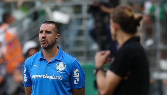 Palmeiras-x-Flamengo-Auxiliar-de-Abel-faz-desabafo-fortissimo-e.jpeg Palmeiras x Flamengo: Auxiliar de Abel faz desabafo fortíssimo e detona VAR