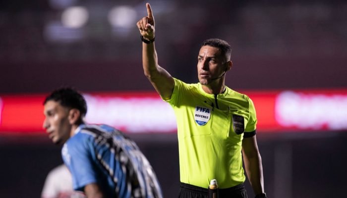 Presidente-e-auxiliar-do-Gremio-desabafam-apos-penalti-para-o.jpeg Presidente e auxiliar do Grêmio desabafam após pênalti para o São Paulo