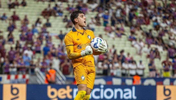 Primo de Tiago Volpi pega dois pênaltis e é herói de 'zebra' da Copa do Brasil