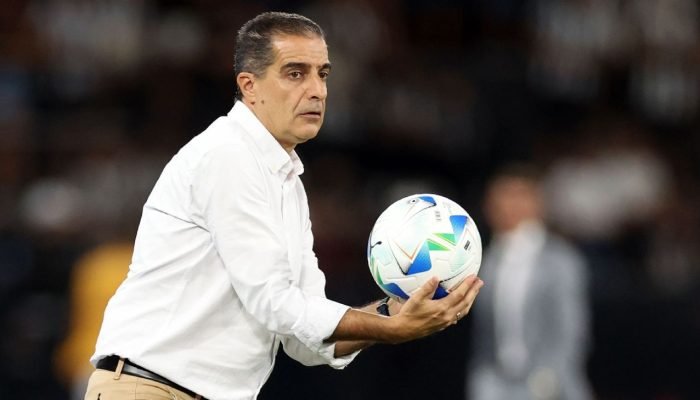 Renato-Paiva-veta-comparacoes-com-Botafogo-campeao-da-Libertadores.jpeg Renato Paiva veta comparações com Botafogo campeão da Libertadores