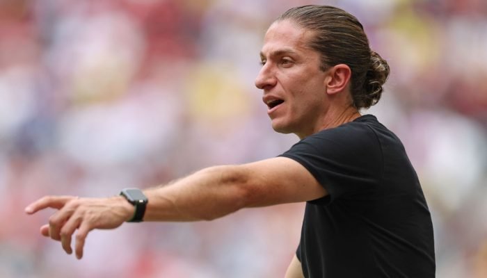 Reposicao-para-Gerson-O-que-melou-Mikei-Johnston-Filipe-Luis.jpeg Reposição para Gerson? O que 'melou' Mikei Johnston? Filipe Luís fala de mercado do Flamengo