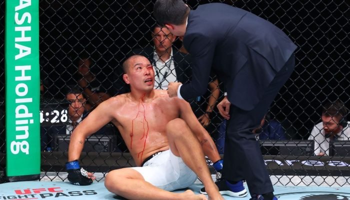 Russo-acerta-joelhada-ilegal-e-deixa-rival-sangrando-no-UFC.jpeg Russo acerta joelhada ilegal e deixa rival sangrando no UFC