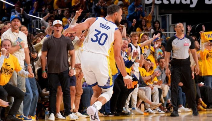 Sem-Butler-Curry-carrega-Warriors-para-vitoria-contra-os-Rockets.jpeg Sem Butler, Curry 'carrega' Warriors para vitória contra os Rockets nos playoffs da NBA