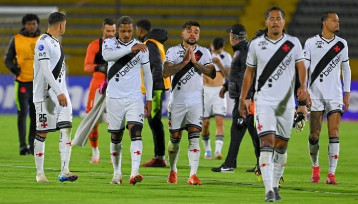 Vasco-e-recebido-com-xingamentos-em-hotel-apos-sofrer-goleada.jpeg Vasco é recebido com xingamentos em hotel após sofrer goleada na Sul-Americana