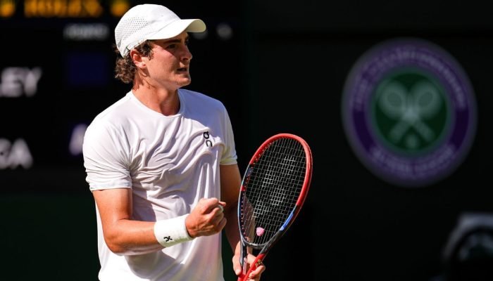 Wimbledon-Joao-Fonseca-vence-Brooksby-avanca-a-3a-rodada-e.jpeg Wimbledon: João Fonseca vence Brooksby, avança à 3ª rodada e quebra jejum de 15 anos