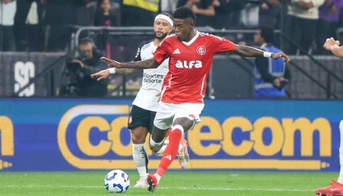 Zagueiro do Inter se revolta com arbitragem após derrota para o Corinthians