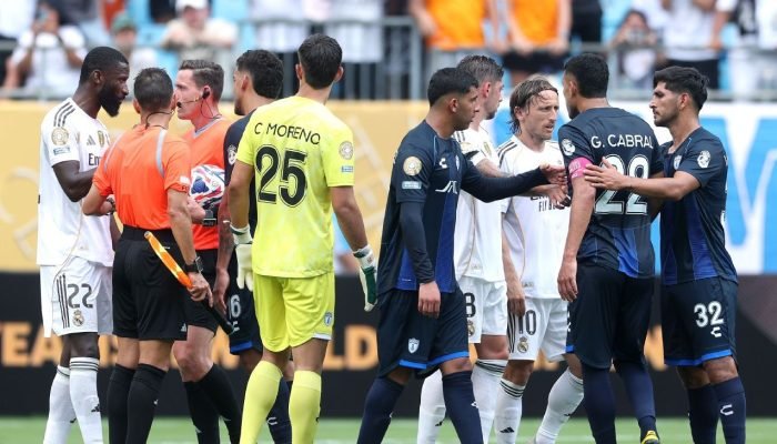 Zagueiro-do-Real-Madrid-denuncia-e-arbitro-aciona-protocolo-antirracista.jpeg Zagueiro do Real Madrid denuncia, e árbitro aciona protocolo antirracista no Mundial