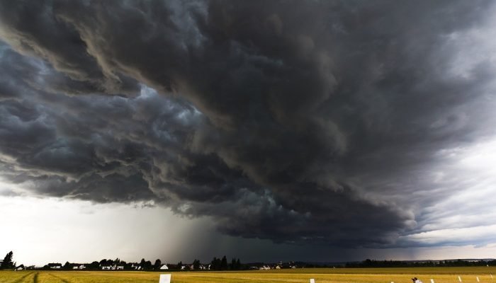a-thunderstorm-cell-3153625_1280.jpg