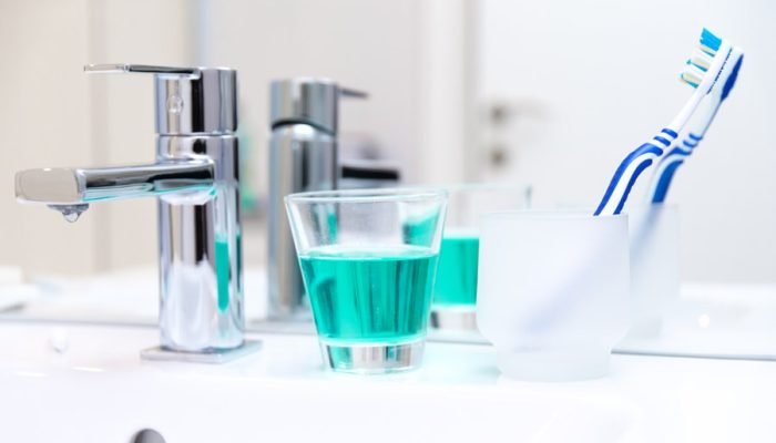 enxaguante-bucal-escova-de-dentes-higiene.jpg enxaguante-bucal-escova-de-dentes-higiene.jpg