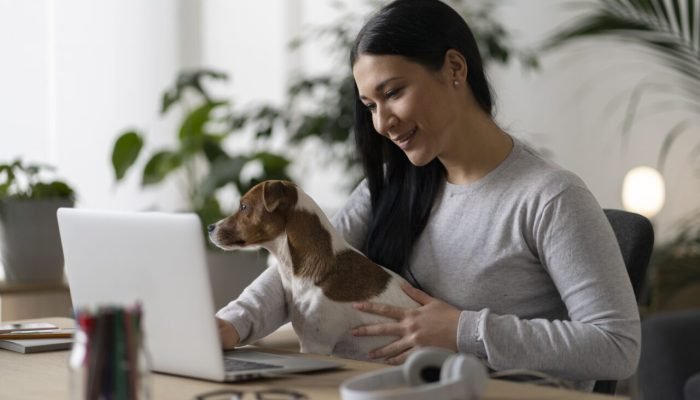 estilo-de-vida-animal-de-estimacao-junto-com-o-proprietario-scaled.jpg