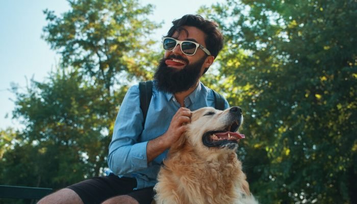 homem-no-parque-com-um-Golden-Retriever-e1758217178675.jpg