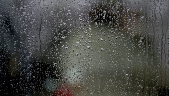 janela-com-gotas-de-chuva-sob-as-luzes-1536×1022.jpg janela-com-gotas-de-chuva-sob-as-luzes-1536x1022.jpg