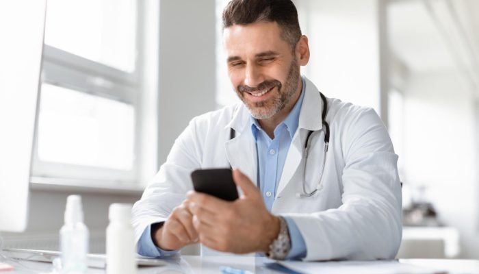 medico-sorrindo-com-o-celular-na-mao.jpg medico-sorrindo-com-o-celular-na-mao.jpg