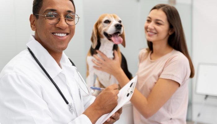 medico-veterinario-atendendo-cao-Beagle.jpg