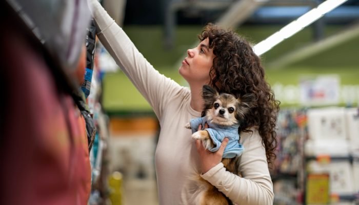 mulher-no-pet-shop-com-seu-cao.jpg mulher-no-pet-shop-com-seu-cao.jpg