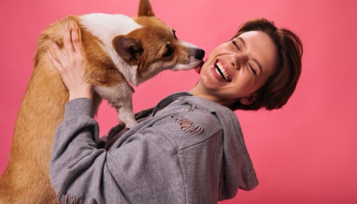 mulher-recebendo-lambidas-de-um-cachorro.jpg mulher-recebendo-lambidas-de-um-cachorro.jpg