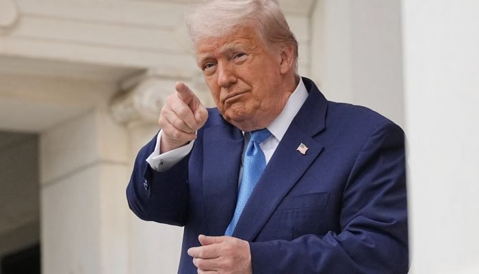 trump-aponta.jpg trump-aponta.jpg