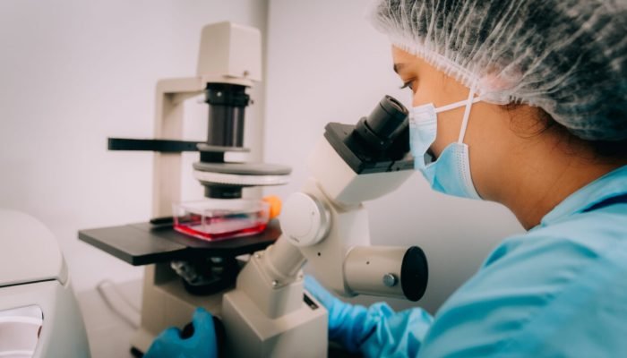 veterinario-no-laboratorio-scaled.jpg veterinario-no-laboratorio-scaled.jpg